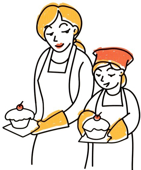 Мать и дочь держат в руках кексы
